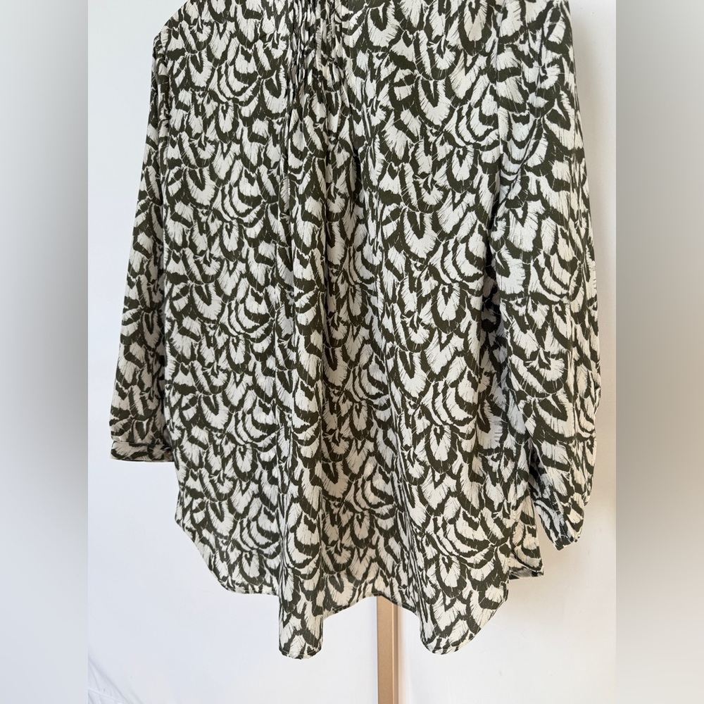 Jachs Girlfriend Blouse Womens Size M Olive Green Abstract Print V-Neck Flowy - Picture 8 of 10